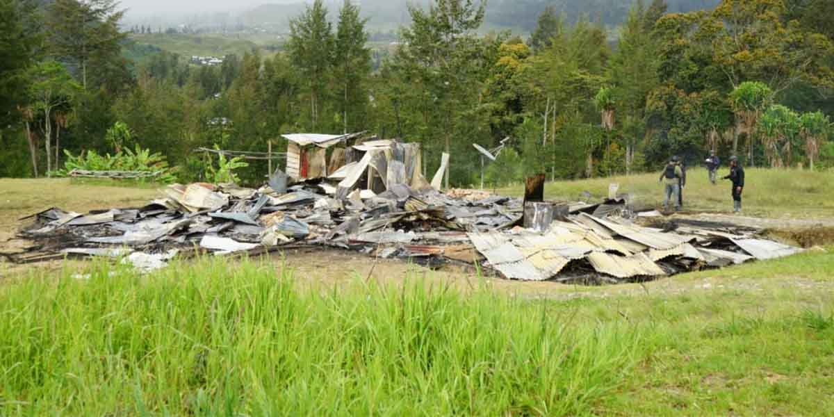 polisi-olah-tkp-pembakaran-rumah-warga-di-puncak